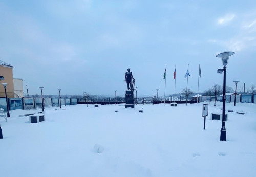 В райцентре всю зиму площадь, где установлен памятник адмиралу Синявину, не убирают от снега