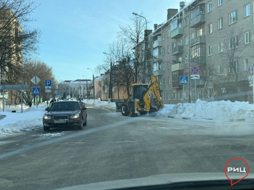 В Балабанове сотрудники подрядчика «Динас-Сервис» продолжают освобождать улицы города от снега