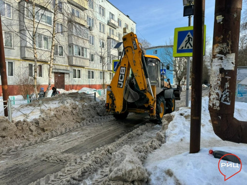 Сотрудники подрядчика «Динас-Сервис» расчистили от снега и наледи балабановский «городок»