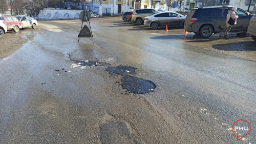 Сегодня в Боровске сотрудники «Единства» приступили к ямочному ремонту дорог