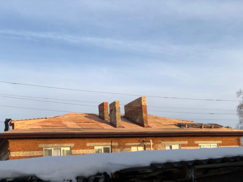 В райцентре полным ходом идет капитальный ремонт скатной крыши дома №7 по улице Рябенко