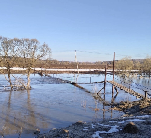 Мост, соединяющий Совхоз «Боровский» и Новомихайловское, накрыло паводком