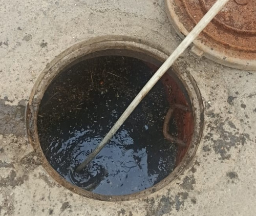 Боровские коммунальщики вновь достают «трофеи» из канализации