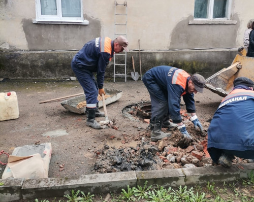 Сотрудники районного участка «Калугаоблводоканала» продолжают ремонт провалившихся люков в Боровске
