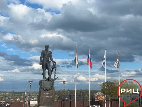 В райцентре возле памятника адмиралу Сенявину заменят флаги