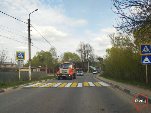 Боровские дорожники начали обновлять разметку пешеходных переходов