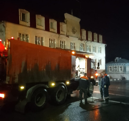 Вчера в Боровске на площади Ленина возле храма засорилась канализация