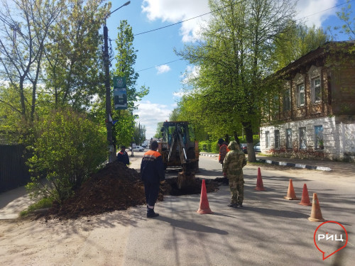 Сегодня боровские коммунальщики ведут «раскопки» на улице Ленина