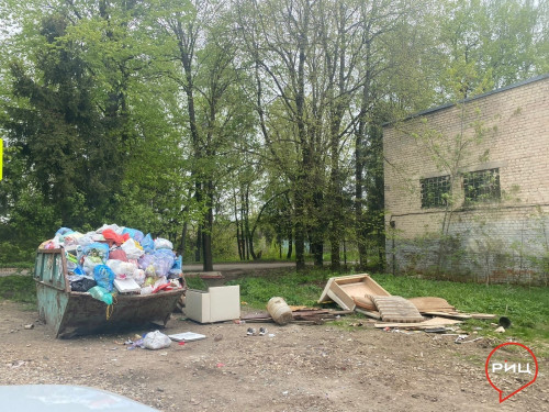 В райцентре уже третью неделю подрядчики Калужского регионального экологического оператора не вывозят мусор из восьмикубовых баков