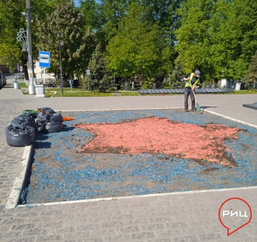 В Боровске возле мемориала Вечный огонь убрали красную звезду из щепы