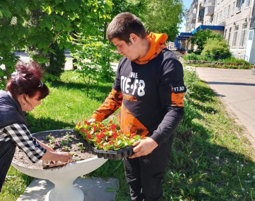 Началась высадка цветов у входной зоны в ермолинский техникум