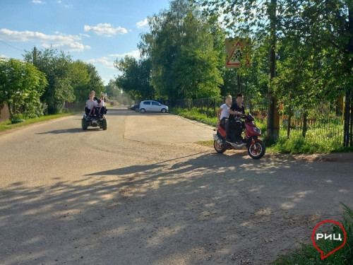 В Совьяках дети рассекают на мопеде и квадроцикле