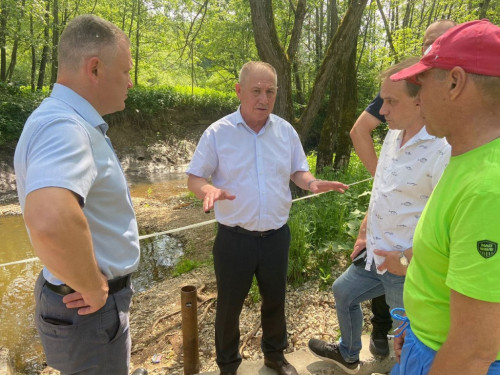 Глава администрации Боровского района Николай Калиничев встретился с жителями деревни Павлово, чтобы решить ежегодную проблему подтопления переправы