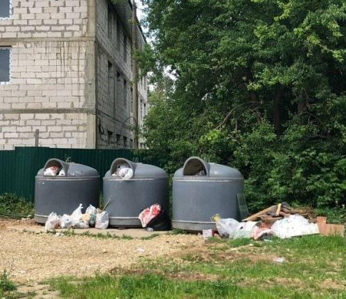 Балабановцы с Боровской, 7 возмущены горами мусора, которые скапливаются вблизи двора