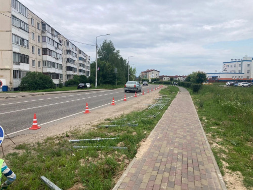 В Балабанове сотрудники подрядчика начинают установку металлических ограждений на улице Гагарина