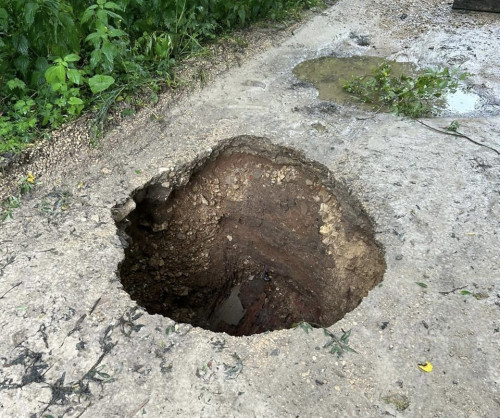 В Абрамовском на единственной дороге, ведущей к двум улицам, образовалась глубокая яма