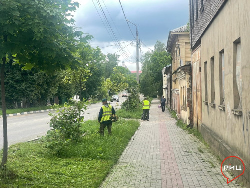 Боровские коммунальщики трудятся каждый день, чтобы поддержать порядок и чистоту в городе