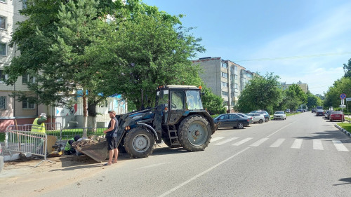 На балабановской улице Лесной провалился люк ливневой канализации